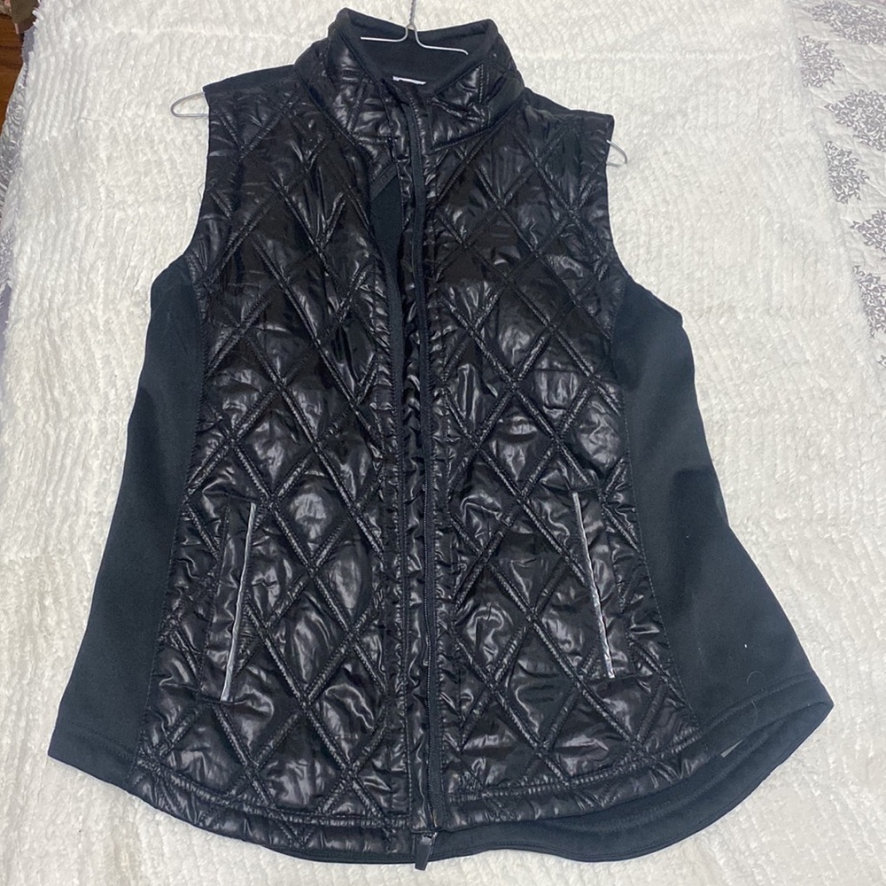 Black light weight vest zip up with a quilted pattern